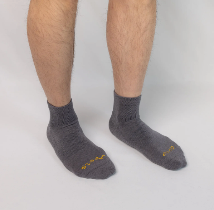 Good Feels Quarter Socks in Shadow