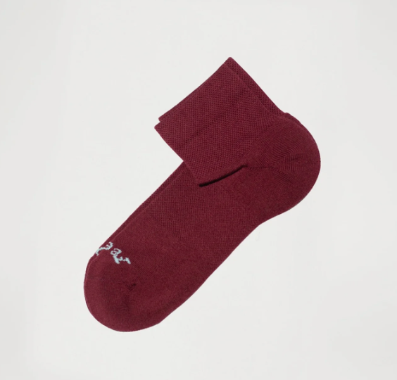 Good Feels Quarter Socks in Pinot