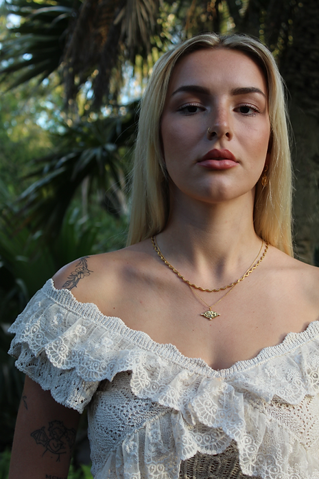 Viola Curve Chain Necklace