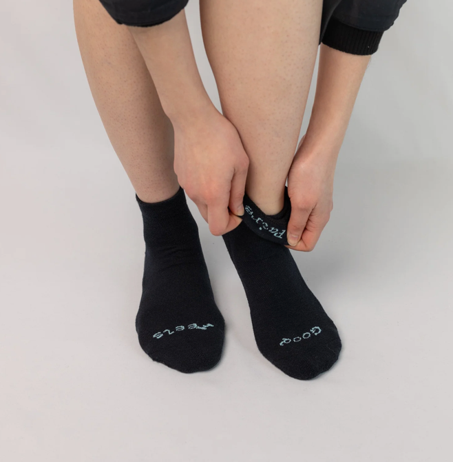 Good Feels Quarter Socks in Black