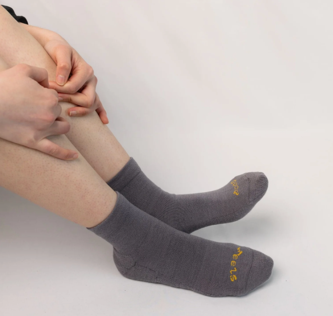 Good Feels Quarter Socks in Shadow