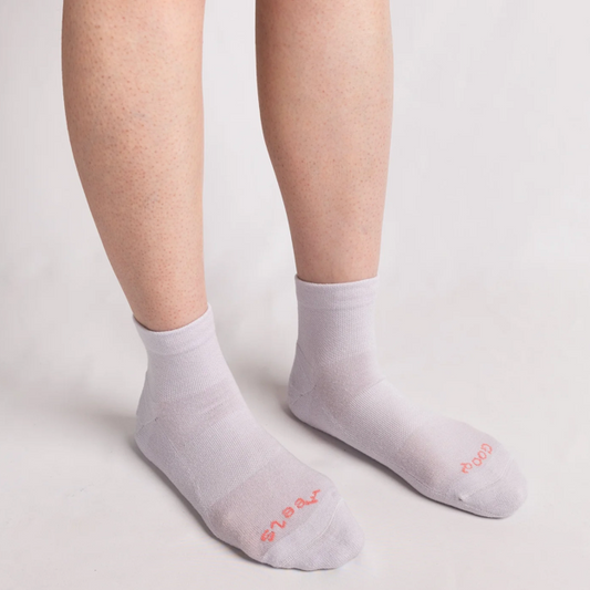 Good Feels Quarter Socks in Fog