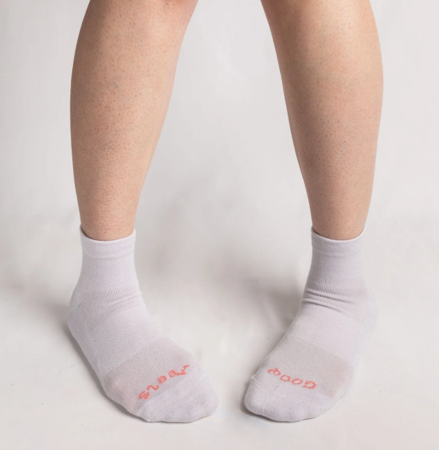 Good Feels Quarter Socks in Fog