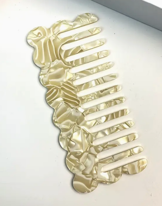 Resin Comb Scallop Edge Cream